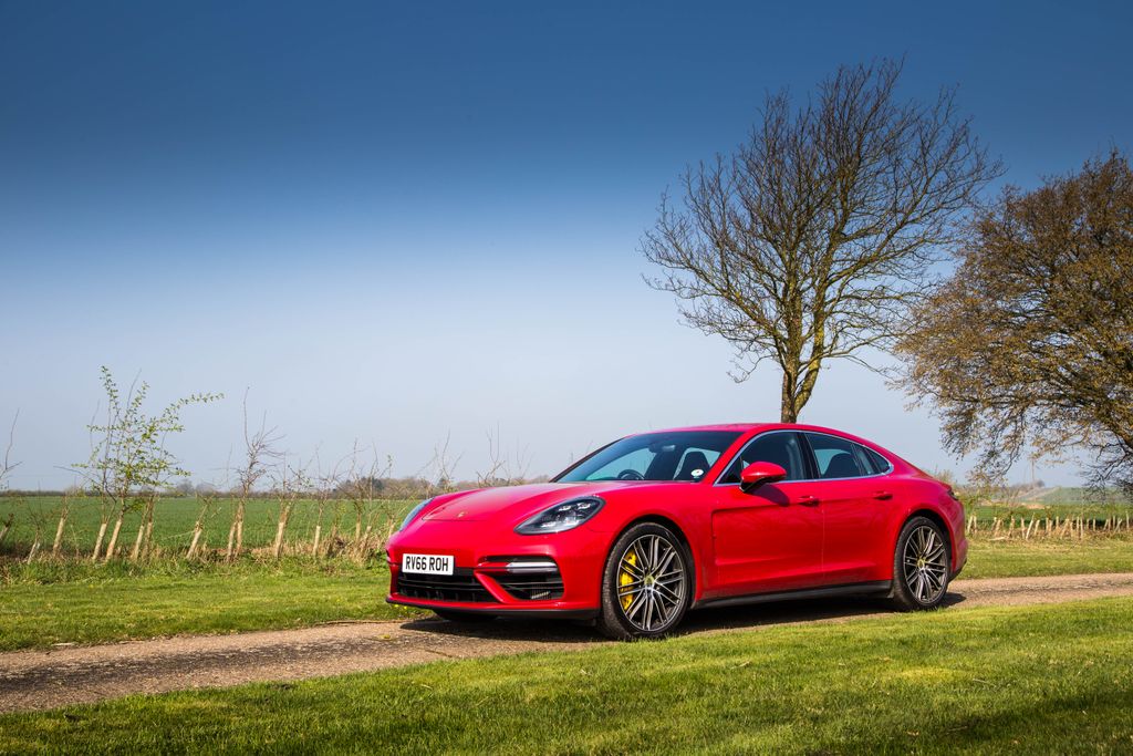 Porsche Panamera Turbo e красиво и невероятно бързо